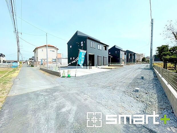 ~開放感ある角地のお住まい~ ・2方向が空く事で開放感のある角地に位置しております。 ・窮屈な感じが無く、ゆったりと暮らせるこの魅力をぜひ現地でご体感くださいませ。
