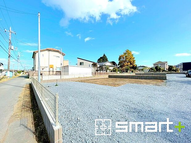 〜閑静な住宅街の立地〜 ・周辺は閑静な住宅街となっておりますので、静かな暮らしをご実現いただけます。 ・前面道路の交通量も多くないので、小さなお子様がいるご家庭でもご安心ですね。 