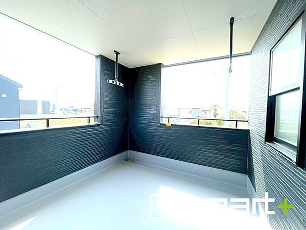 ~屋根付きのバルコニー~ ・バルコニーは屋根付きなので急な雨でも安心です。 ・奥行きもあるので洗濯物が干しやすいのも嬉しいポイントですね。