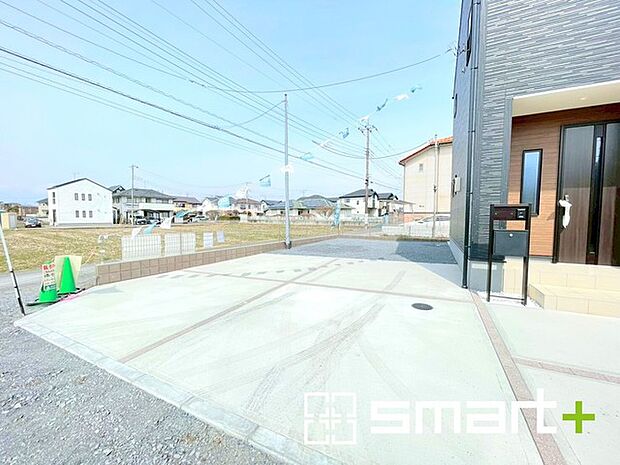~駐車場は4台分ご用意~ ・駐車場は4台分ございますので、車通勤の方や複数台お持ちの方にもお勧めのお住まいです。 ・ご来客の際も安心の余裕の敷地です。
