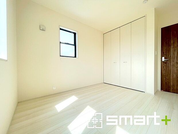 ~2面採光の明るいお部屋~ ・洋室は2面採光とする事で穏やかな陽の入る明るい空間となっております。 ・くつろぎのプライベート時間を明るい空間で穏やかにお過ごしいただけます。