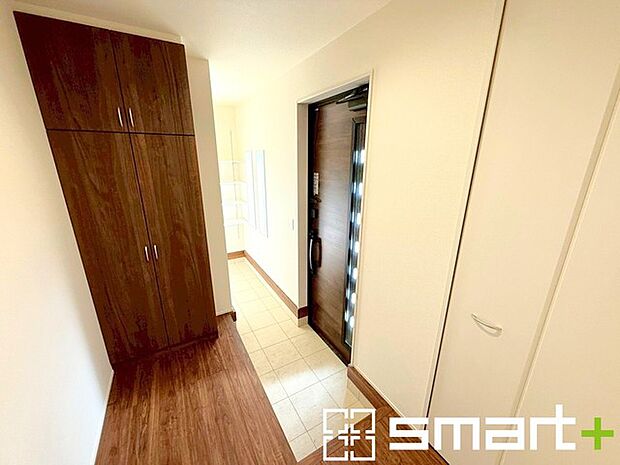 ~余裕の広さの玄関~ ・玄関スペースを大きく取る事でご帰宅された際の開放感が違います。 ・お客様を出迎える顔にもなる玄関、この広さは魅力的ですね。ぜひ現地でご体感くださいませ。