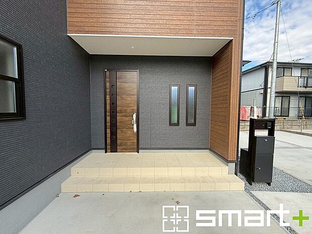 〜お住まいの顔「玄関」〜 ・玄関ドアの上にはもちろん軒がございますので、雨の日でも濡れずに鍵の開閉が可能です。 ・鍵は防犯性に優れたディンプルキーを採用。