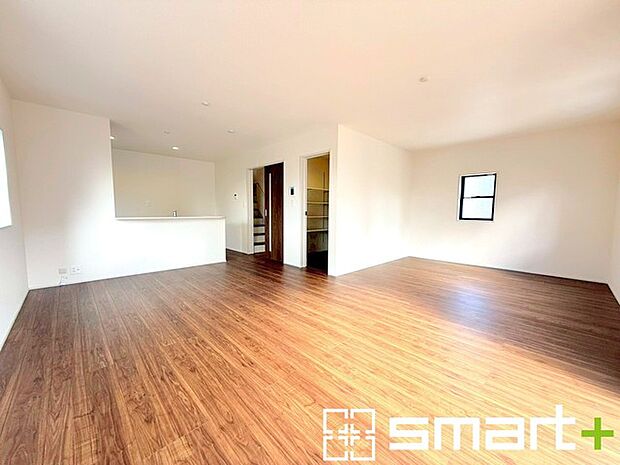 ~ナチュラルな色彩のLDK~ ・自然な風合いの色味で纏められたLDKは家具のコーディネートもしやすくなっております。 ・どんなインテリアにするか、考えるだけでも楽しくなりますね。