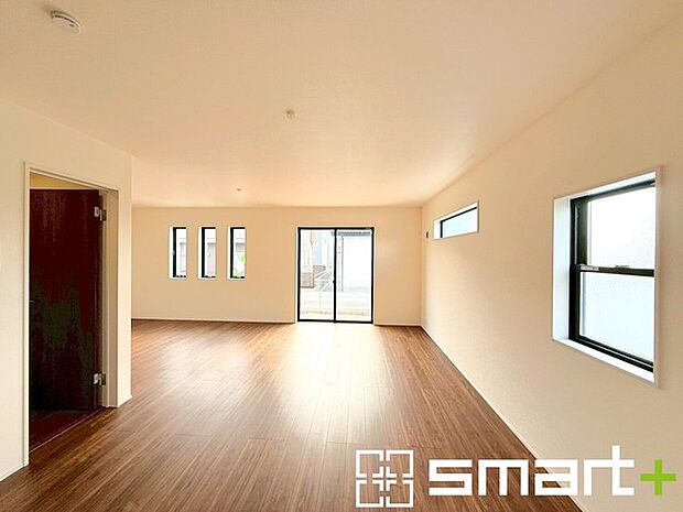 ~穏やかな陽の入るLDK~ ・大きな窓のあるLDKは陽当りも良好で明るい空間となっております。 ・ご家族団らんなど過ごす時間の多いLDKが明るいのは嬉しいポイントですね。