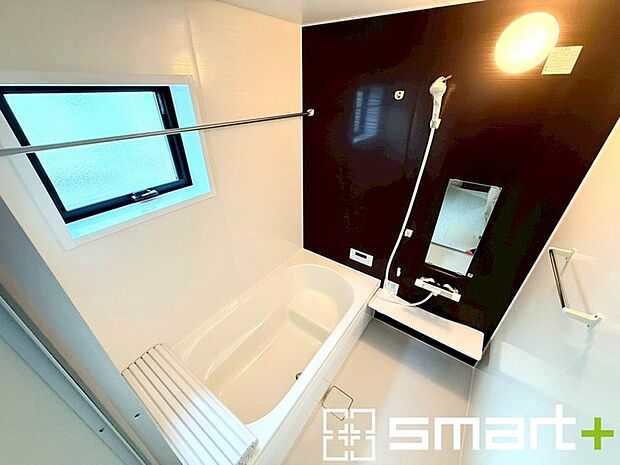 ~暖房乾燥機付きの浴室~ ・ヒートショック対策にもなる浴室暖房を標準装備。冬場でも暖かくしてからご入浴が可能です。 ・もちろん乾燥機も付いておりますので、雨の日でも洗濯物を干せますよ。