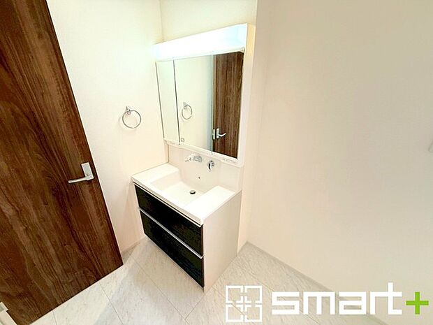 〜シャワー付き洗面台を採用〜 ・洗面台の蛇口がホースで伸びシャワーとしてご利用可能。 ・朝の寝ぐせ直しなどにシャワーを使いたい時、洗面台の掃除をする際にも便利にお使いいただけますよ。