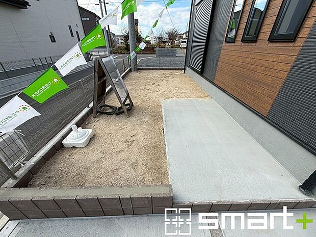 ~お庭もある余裕の敷地~ ・広々した敷地にはお庭もご用意。お庭があるだけで余裕を感じますね。 ・防草シートや人工芝の敷設などのオプションもお気軽にご相談くださいませ。