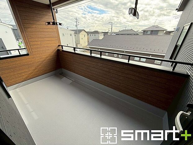 ～屋根付きのバルコニー～ ・バルコニーは屋根付きなので急な雨でも安心です。 ・奥行きもあるので洗濯物が干しやすいのも嬉しいポイントですね。 