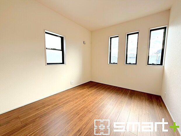 〜オプション施行もお任せください〜 ・フローリングの変色など劣化を軽減し、水をこぼした場合などにも防いでくれるフロアコーテイングが人気となっております。 ・オプション施行もお任せください。