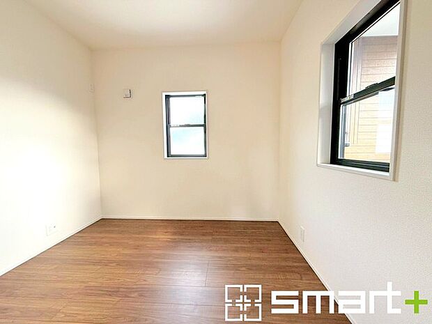 ~2面採光の明るいお部屋~ ・洋室は2面採光とする事で穏やかな陽の入る明るい空間となっております。 ・くつろぎのプライベート時間を明るい空間で穏やかにお過ごしいただけます。