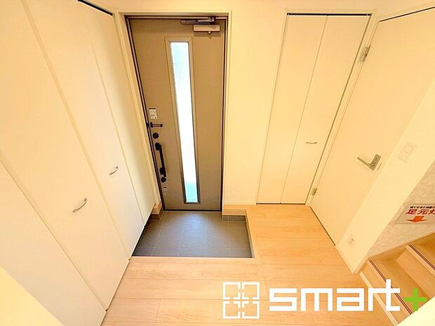 〜穏やかな陽が入る玄関〜 ・玄関ドアにガラス部分を設ける事で穏やかな陽の入る玄関になります。 ・備え付けのシューズボックスはたっぷりしまえて玄関がスッキリ片付きますね。