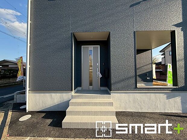 〜お住まいの顔「玄関」〜 ・玄関ドアの上にはもちろん軒がございますので、雨の日でも濡れずに鍵の開閉が可能です。 ・鍵は防犯性に優れたディンプルキーを採用。 