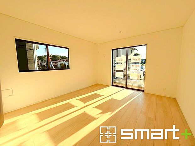 〜穏やかな陽の入るＬＤＫ〜 ・大きな窓のあるＬＤＫは陽当りも良好で明るい空間となっております。 ・ご家族団らんなど過ごす時間の多いＬＤＫが明るいのは嬉しいポイントですね。 