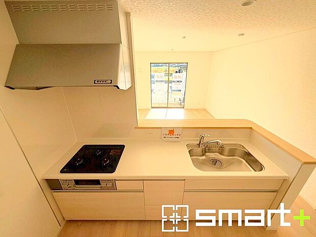 〜人気のカウンターキッチン〜 ・キッチンには余計な柱が無いので、リビングが見渡せ開放感のある造りとなっております。 ・蛇口には浄水器が内蔵されるなど機能面でも優れたキッチンです。 