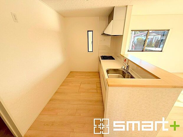 〜使い勝手の良いシステムキッチン〜 ・料理がしやすい設計のキッチンでお料理もはかどりますね。 ・もちろんキッチン下部は収納になっておりますので、フライパンなども収納可能です。 