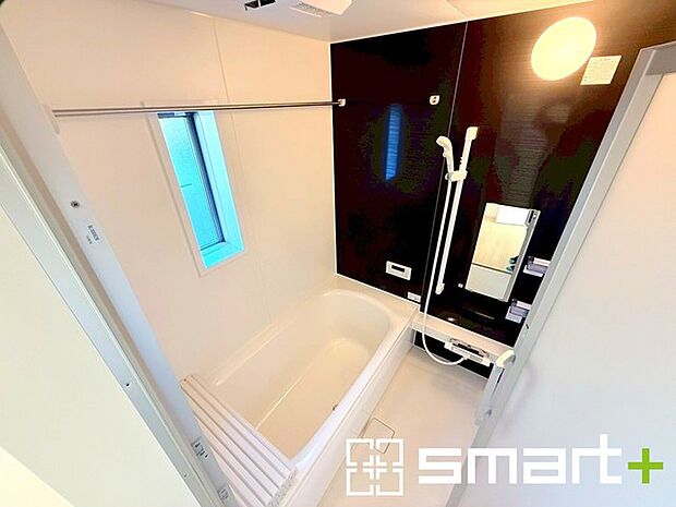 〜暖房乾燥機付きの浴室〜 ・ヒートショック対策にもなる浴室暖房を標準装備。冬場でも暖かくしてからご入浴が可能です。 ・もちろん乾燥機も付いておりますので、雨の日でも洗濯物を干せますよ。 