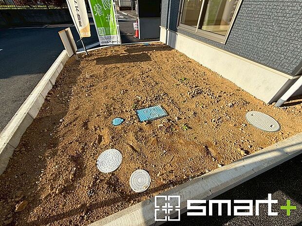 〜お庭もある余裕の敷地〜 ・広々した敷地にはお庭もご用意。お庭があるだけで余裕を感じますね。 ・防草シートや人工芝の敷設などのオプションもお気軽にご相談くださいませ。 