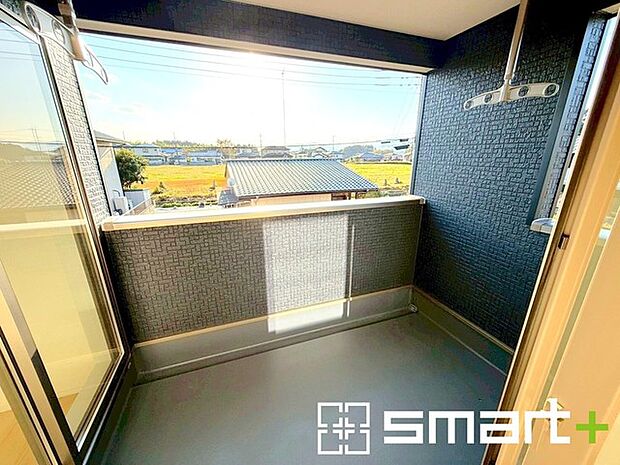 〜屋根付きのバルコニー〜 ・バルコニーは屋根付きなので急な雨でも安心です。 ・奥行きもあるので洗濯物が干しやすいのも嬉しいポイントですね。 
