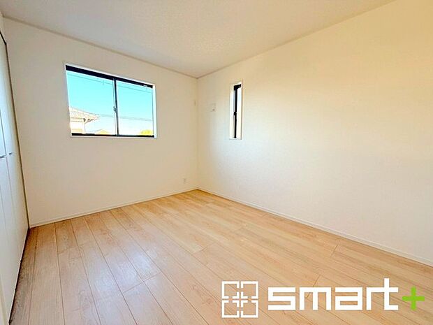 〜2面採光の明るいお部屋〜 ・洋室は2面採光とする事で穏やかな陽の入る明るい空間となっております。 ・くつろぎのプライベート時間を明るい空間で穏やかにお過ごしいただけます。 