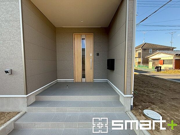 〜お住まいの顔「玄関」〜 ・玄関ドアの上にはもちろん軒がございますので、雨の日でも濡れずに鍵の開閉が可能です。 ・鍵は防犯性に優れたディンプルキーを採用。 