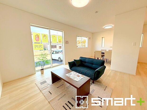 〜穏やかな陽の入るＬＤＫ〜 ・大きな窓のあるＬＤＫは陽当りも良好で明るい空間となっております。 ・ご家族団らんなど過ごす時間の多いＬＤＫが明るいのは嬉しいポイントですね。 