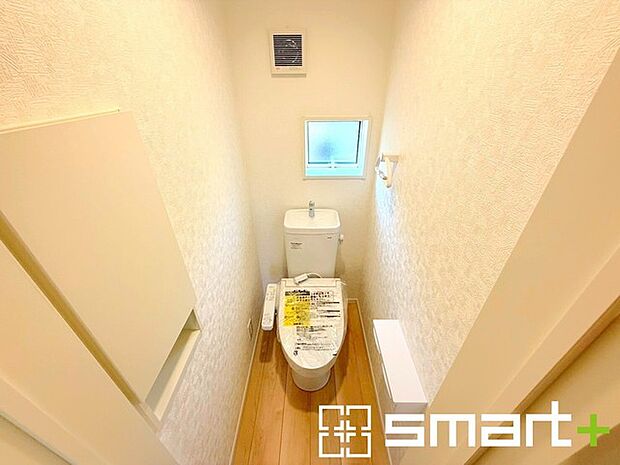〜窓付きの明るいトイレ〜 ・使用後や掃除の際に窓を開ければ、外からの新鮮な空気を取り込み素早く換気ができます。 ・埋め込み収納付きでストックや掃除用具もスッキリ片付きますね。 