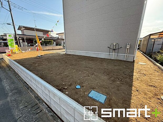 〜お庭もある余裕の敷地〜 ・広々した敷地にはお庭もご用意。お庭があるだけで余裕を感じますね。 ・防草シートや人工芝の敷設などのオプションもお気軽にご相談くださいませ。 