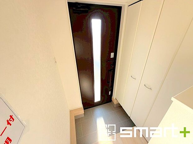 〜穏やかな陽が入る玄関〜 ・玄関ドアにガラス部分を設ける事で穏やかな陽の入る玄関になります。 ・備え付けのシューズボックスはたっぷりしまえて玄関がスッキリ片付きますね。