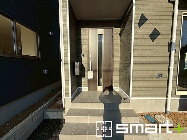 〜お住まいの顔「玄関」〜 ・玄関ドアの上にはもちろん軒がございますので、雨の日でも濡れずに鍵の開閉が可能です。 ・鍵は防犯性に優れたディンプルキーを採用。 