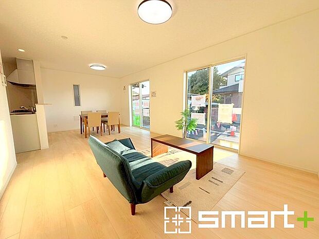 〜穏やかな陽の入るＬＤＫ〜 ・大きな窓のあるＬＤＫは陽当りも良好で明るい空間となっております。 ・ご家族団らんなど過ごす時間の多いＬＤＫが明るいのは嬉しいポイントですね。