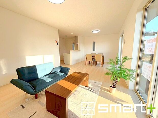 〜日当り良好のＬＤＫ〜 ・たくさんの窓からたっぷりの陽光が差し込む明るいリビングで寛ぎのひと時を。 ・出来立てのお料理を運ぶのにも、後片付けもラクラクなカウンターキッチン。