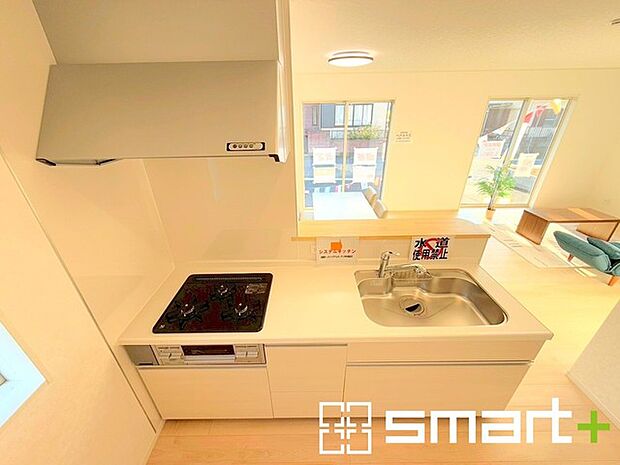 〜人気のカウンターキッチン〜 ・キッチンには余計な柱が無いので、リビングが見渡せ開放感のある造りとなっております。 ・蛇口には浄水器が内蔵されるなど機能面でも優れたキッチンです。 