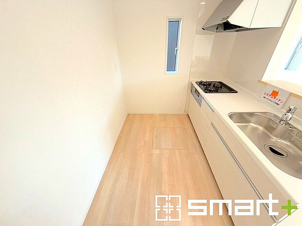 〜使い勝手の良いシステムキッチン〜 ・料理がしやすい設計のキッチンでお料理もはかどりますね。 ・もちろんキッチン下部は収納になっておりますので、フライパンなども収納可能です。 