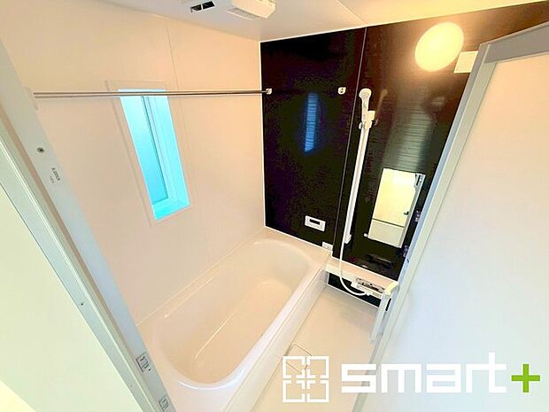 〜暖房乾燥機付きの浴室〜 ・ヒートショック対策にもなる浴室暖房を標準装備。冬場でも暖かくしてからご入浴が可能です。 ・もちろん乾燥機も付いておりますので、雨の日でも洗濯物を干せますよ。 