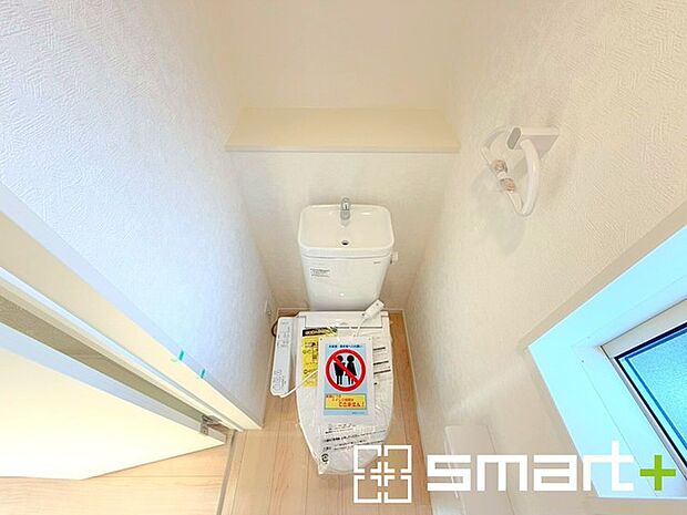 〜窓付きの明るいトイレ〜 ・清潔感あるシャワートイレ。窓があるので換気もしやすく快適ですね。 ・背面にある棚はトイレットペーパーなどの置き場や飾り棚としても利用できますね。