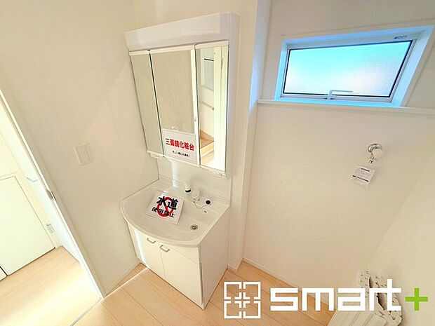 〜明るい洗面スペース〜 ・窓から明るい陽が入り、気持ちよく朝の支度ができますね。 ・使い勝手の良い三面鏡タイプのシャワー付き洗面化粧台。鏡の裏に収納があるので洗面台周りもスッキリ。