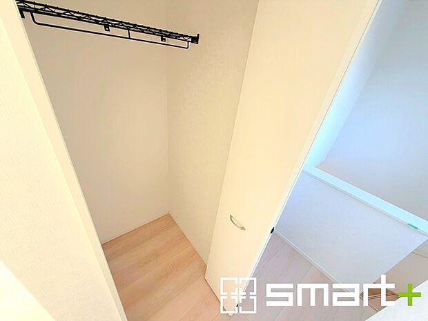 〜ちょっとした空間も有効活用〜 ・廊下も無駄にせずしっかりと収納をご用意。ちょっとしたスペースも無駄にしません。 ・掃除機など意外と置場に困る物もしっかりと収納可能です。 