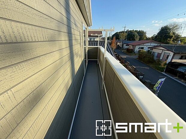 〜洗濯物も干しやすいバルコニー〜 ・バルコニーには物干し竿受けが標準装備されております。 ・テラス屋根等のオプションもお気軽にご相談くださいませ。 