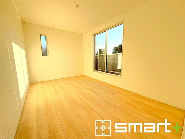 〜バルコニーに面した洋室〜 ・バルコニー側の大きな窓から穏やかな陽が差し込む明るい洋室はゆとりある広さの7.2帖。 ・ご夫婦やご兄弟でもゆったりとお過ごしいただけます。