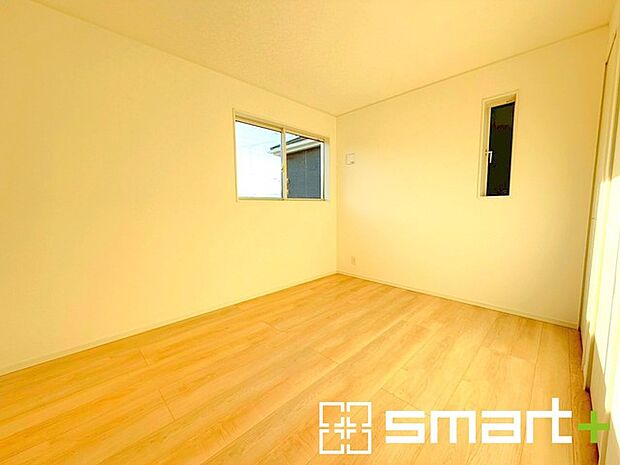 〜収納豊富な洋室〜 ・各居室に備え付けの収納をご用意。タンスなどを置く場合と比べ出っ張らないので部屋の中を有効のご活用いただけます。 ・収納の広さなどぜひ現地でご確認くださいませ。 