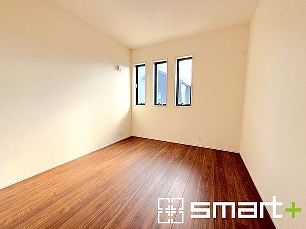 〜自然な風合いの洋室〜 ・ナチュラルな色彩で纏められた洋室は家具のコーディネートもしやすくなっております。 ・どんな家具にするか考えるだけでも楽しくなってきますね。