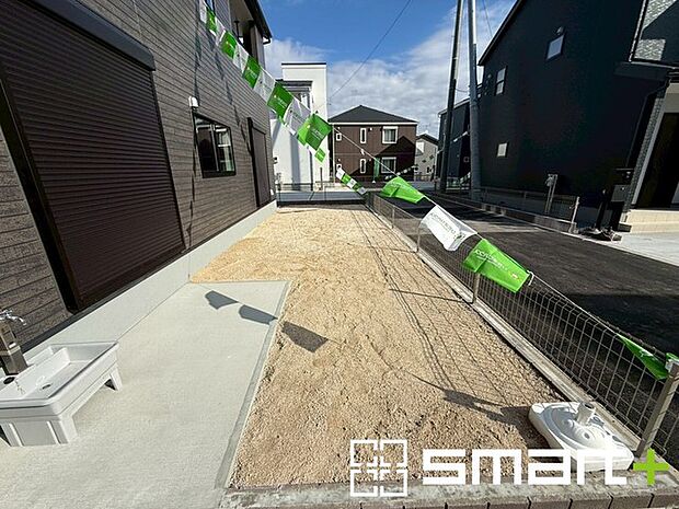 〜お庭もある余裕の敷地〜 ・広々した敷地にはお庭もご用意。お庭があるだけで余裕を感じますね。 ・防草シートや人工芝の敷設などのオプションもお気軽にご相談くださいませ。