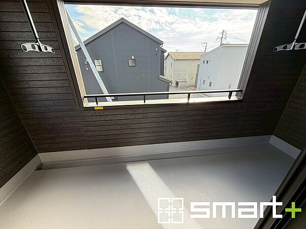 〜屋根付きのバルコニー〜 ・バルコニーは屋根付きなので急な雨でも安心です。 ・奥行きもあるので洗濯物が干しやすいのも嬉しいポイントですね。