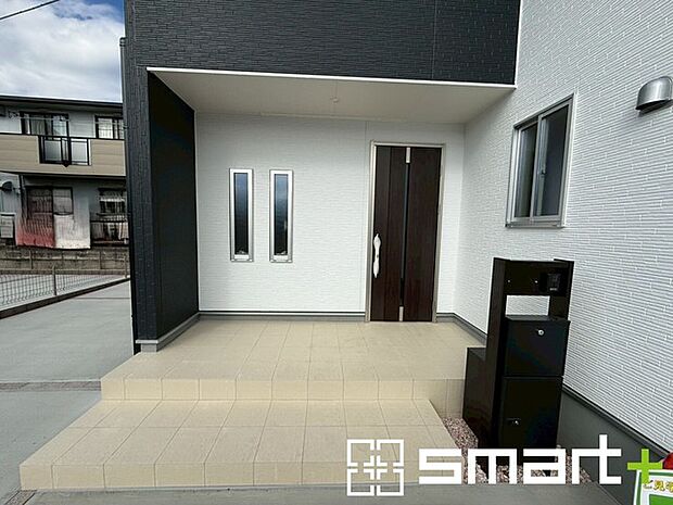 ～お住まいの顔「玄関」～ ・玄関ドアの上にはもちろん軒がございますので、雨の日でも濡れずに鍵の開閉が可能です。 ・鍵は防犯性に優れたディンプルキーを採用。 