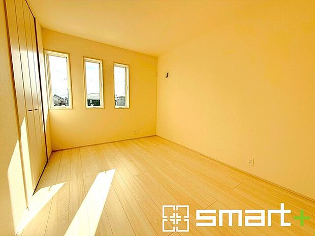 ～収納豊富な洋室～ ・各居室に備え付けの収納をご用意。タンスなどを置く場合と比べ出っ張らないので部屋の中を有効のご活用いただけます。 ・収納の広さなどぜひ現地でご確認くださいませ。 