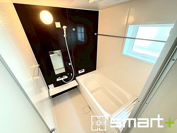 〜暖房乾燥機付きの浴室〜 ・ヒートショック対策にもなる浴室暖房を標準装備。冬場でも暖かくしてからご入浴が可能です。 ・もちろん乾燥機も付いておりますので、雨の日でも洗濯物を干せますよ。