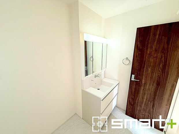 〜人気の三面鏡を採用〜 ・洗面台は三面鏡仕様なので鏡の角度を変える事で頭の後ろの方までご確認可能です。 ・鏡の裏が収納になっておりますので、洗面台周りもスッキリと片付きます。