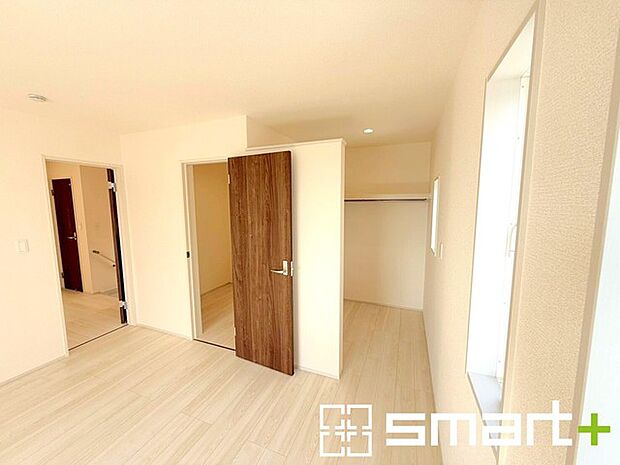 ～本格的な広さのウォークイン～ ・しっかりとした広さのウォークインクローゼットを設けた仕様。 ・よくある小さめのウォークインは実際には収納力弱めですが、これだけ大きいと十分な収納力です。 