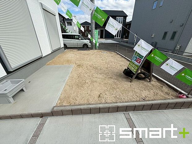 〜お庭もある余裕の敷地〜 ・広々した敷地にはお庭もご用意。お庭があるだけで余裕を感じますね。 ・防草シートや人工芝の敷設などのオプションもお気軽にご相談くださいませ。